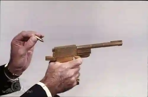 007终极武器电影，007中的武器插图